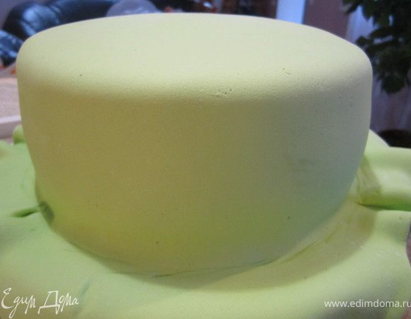 Покрыть торт.
Разгладить сначала верх, потом аккуратно бока торта.