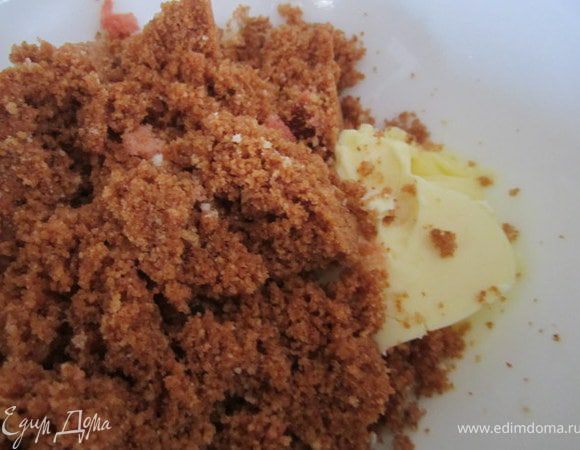 Приготовить основу для сердца, это будет примороженное "картошка";).
Бисквитные крошки смешать с пудрой, мягким маслом.