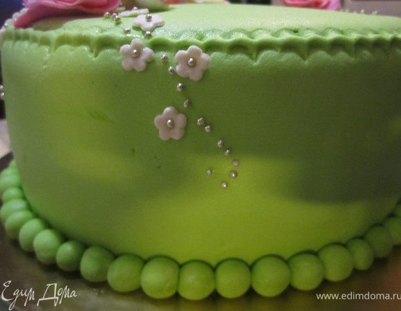 На низ торта добавляем шарики из мастики.
Крепим бусинки и маленькие цветочки.
Фантазийные цветочки по МК http://www.edimdoma.ru/recipes/26242