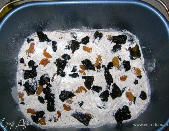 в форму хлебопечки складываю все ингредиенты и сверху сухофрукты.