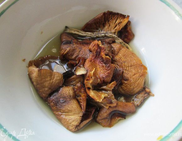 Делаем соус. Сухие грибы залить 100г. кипятка и оставить на 30 минут. Сварить куриный бульон.