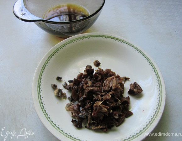 Грибы процедить (воду от грибов сохранить) и мелко порезать.