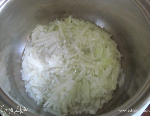 В сотейник влить масло и обжарить мелко порезанный лук.