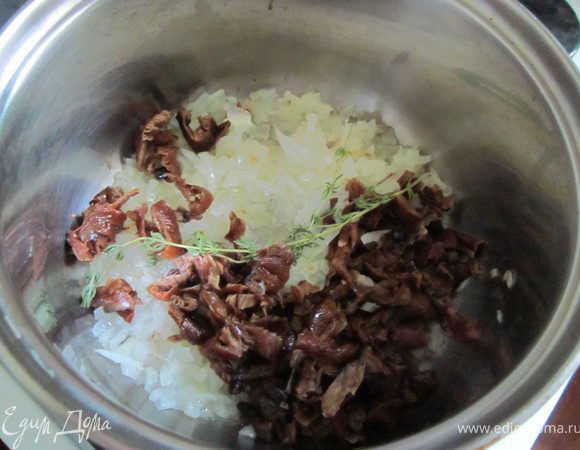 Добавить грибы и веточку тимьяна. Обжарить 1 минуту.