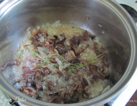 Влить воду из под грибов и тушить до тех пор, пока вода не испариться.