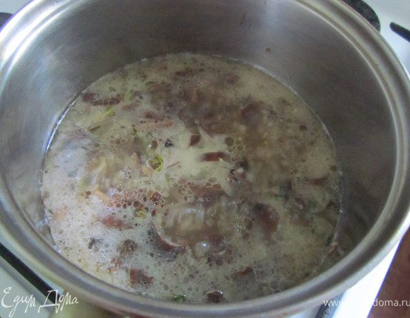 Влить бульон и готовить пока бульон не увариться на половину. 