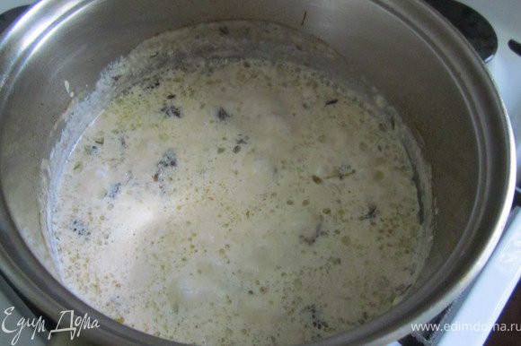 Влить сливки и варить помешивая, пока соус не начнет густеть. Веточку тимьяна убрать, посолить, поперчить и взбить соус в блендере. Соус готов.