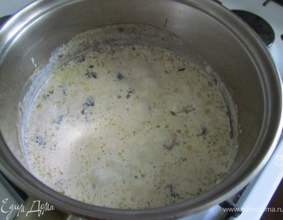 Влить сливки и варить помешивая, пока соус не начнет густеть. Веточку тимьяна убрать, посолить, поперчить  и взбить соус в блендере.
Соус готов.