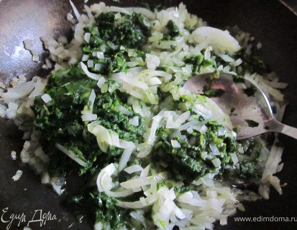 Делаем начинку. Лук мелко порезать, обжарить. Добавить шпинат, готовить минут пять.