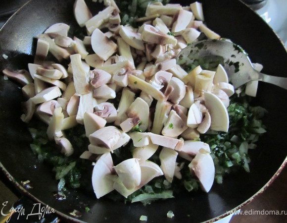 Грибы порезать не крупно, добавить к шпинату. Жарить до готовности грибов. Посолить, поперчить. Начинку остудить и добавить тертый сыр. Перемешать. Начинка готова.
