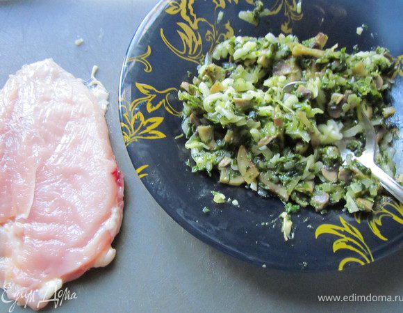 Куриные грудки разрезать на две половины.Каждое куриное филе положить кожей вниз и сделать глубокий продольный разрез. Раскрыть филе, как книгу, накрыть пищевой пленкой и отбить в ровный пласт. 