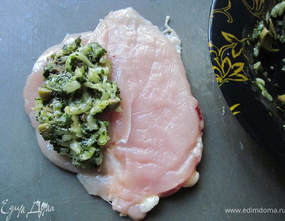 Начинку положить на филе и завернуть в рулет. Связать шпагатом.