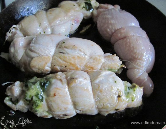 Обжарить рулеты на сковороде с маслом до румяной корочки. Но не пересушите, максимум 5 минут.