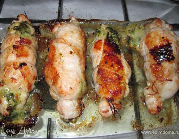 Духовку разогреть. Положить рулеты в жаропрочную форму и довести до готовности 10 минут. Затем немного остудить, убрать шпагат. Подавать с теплым соусом, лимоном и веточками тимьяна. Приятного аппетита! 