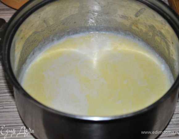 Духовку разогреть до 220 гр.
В кастрюльку с толстым дном налить молоко, добавить соль и масло. Довести до кипения.