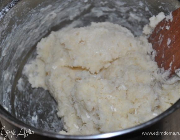 Снять с огня, добавить муку и вымесить деревянной лопаткой до однородной массы.