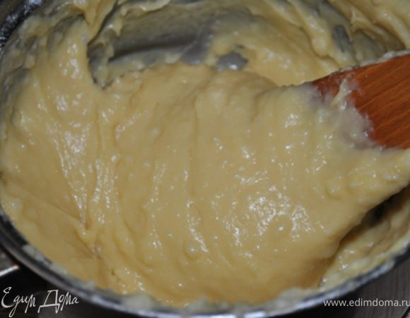 Вымесить ложкой до однородной, густой, блестящей массы.