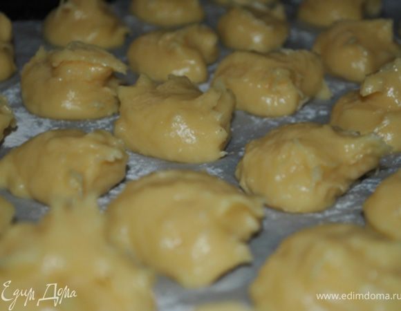 Противень застелить пергаментом, смазать маслом, присыпать мукой. 
Используя 2 чайные ложки (одной набирайте тесто, второй соскребайте) выложите будущие пирожные на расстоянии друг от друга.
У меня получилось 32 штучки.