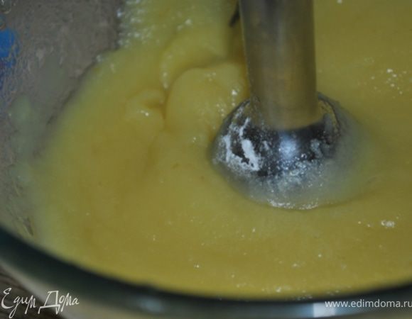 Для приготовления крема нужно очищенные яблоки готовить в пароварке в течение 15 минут (до полной готовности). Если пароварки нет, то припустить в малой количестве воды до мягкости.
Готовые яблоки измельчить блендером в пюре. Если получится жидко - добавить немного крахмала. 
(Собственно, можно использовать готовое яблочное пюре, если у вас оно есть).