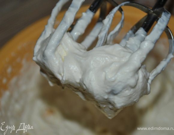 Сливки взбить с сахаром до мягких пиков.