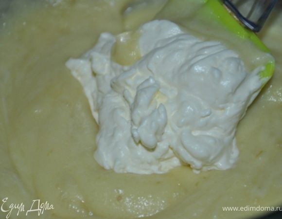 Аккуратно смешать их с яблочным пюре. 
Добавить корицу. Охладить.