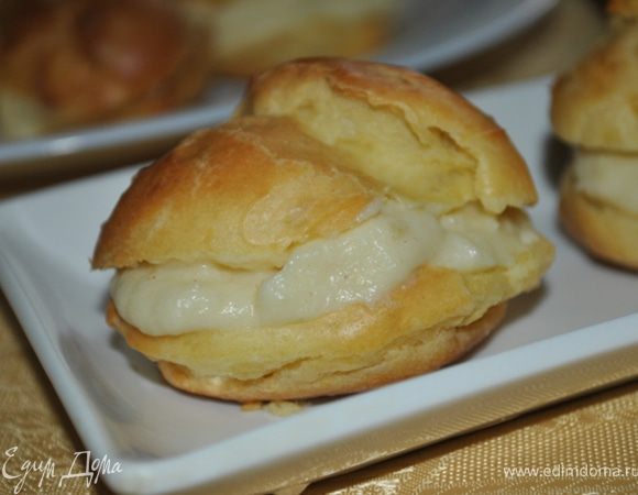 Остывшие пирожные разрезать пополам кулинарными ножницами, щедро начинить кремом.