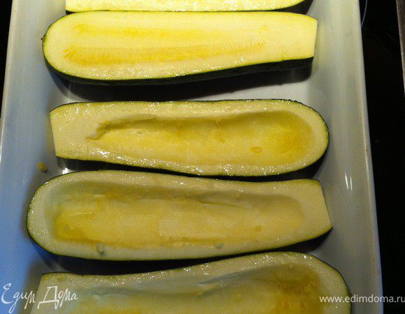 помыть цукины, отрезать ножки, разрезать надвое, убрать ложкой семечки 