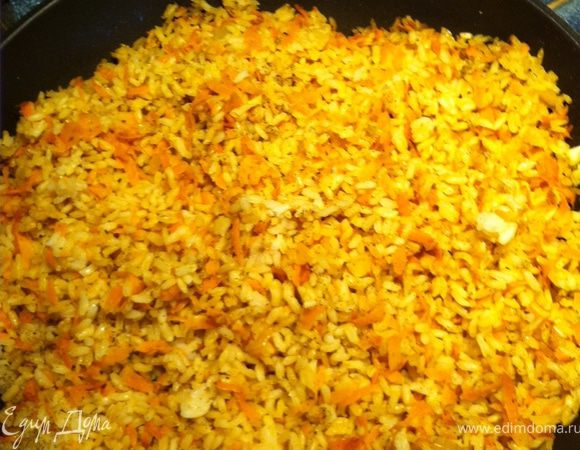 смешать готовый рис и поджаренные овощи