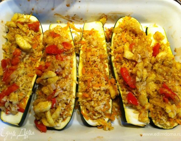 отдельно сделать заправку из поджаренного лука, мякоти цукини (что убирали ложкой) и помидор, ее можно разложить на фаршированные цукини сверху, или между ними, также по желанию можно сделать соус карри и полить сверху на цукини, или намазать их сметаной, если хотите, чтобы было посочнее.  