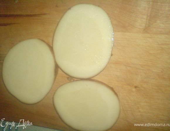 Нарезать картофель кружками, толщиной меньше 1 см.