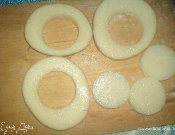 В середине кружка сделать кружок меньшего диаметра, посолить, поперчить