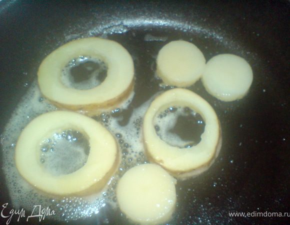 На хорошо разогретом оливковом масле поджарить кружки с одной стороны и перевернуть на сковороде.маленькие кружки тоже можно посолить, поперчить и обжарить