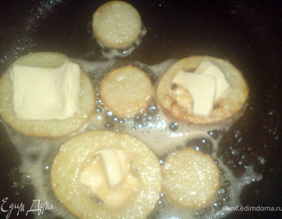 В маленький кружок опустить маленький кусочек сливочного масла, выложить в середину маленькую пластинку сыра и разбить яйцо слегка посолить, сковороду накрыть крышкой.