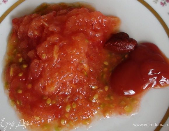 Помидор натереть на терке смешать с томатной пастой и кетчупом.