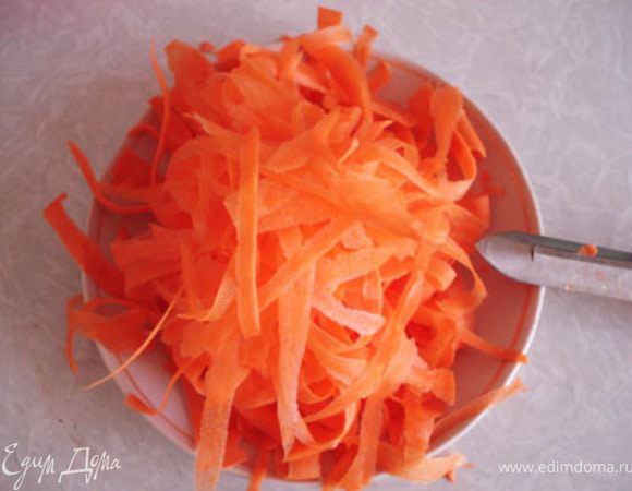 Морковь порезать тонкими пластиночками ( я использую для этого овощечистку).