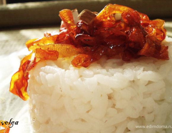 Сварить рис,добавить морковь и украсить рубленным миндалем. Все. Приятного аппетита.