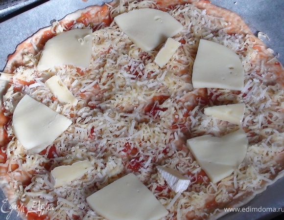 Тесто разделить на две части и раскатать в тонкую, тонкую, круглую лепёшку. Смазать помидорным соусом, разложить сыры ( я посыпаю сначала сливочный, затем пармизан, и моцареллу с камамбером. Сверху посыпать сушенным базиликом. Выпекать при 220 градусах 7-10 мин.