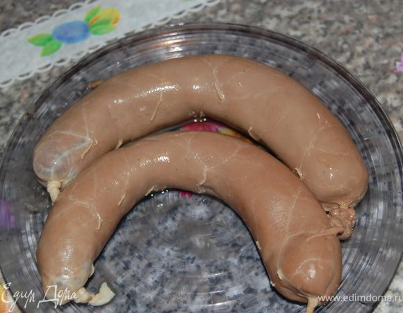 Наполняем кишки ливером, завязываем с двух сторон.