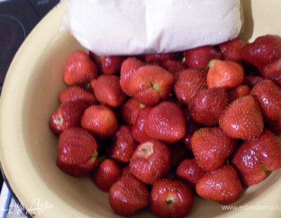 Ягоды перебираем, промываем, отделяем плодоножки.