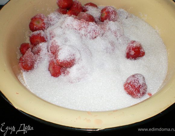 В тазик выкладываем клубнику и пересыпаем ее песком. Всегда используется специальный эмалированный тазик для варенья, если возможно с широким дном.