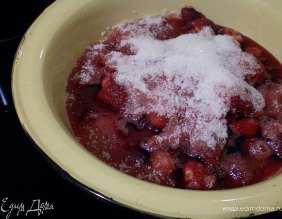 Дать часа 3-4 постоять, чтобы ягода вместе с песком пустила сок.