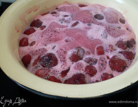 Даем постепенно закипеть, и дать сахару медленно раствориться. Перемешиваем варенье только потряхиванием таза, в котором оно варится (время от времени).