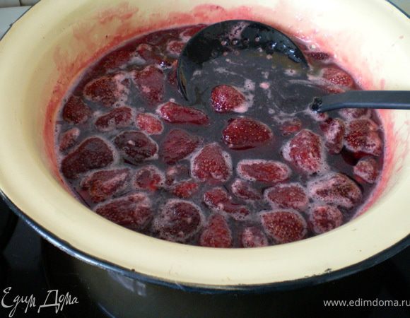 Доводим до кипения, варим 5 минут и снимаем с плиты и даем остыть 3 часа.