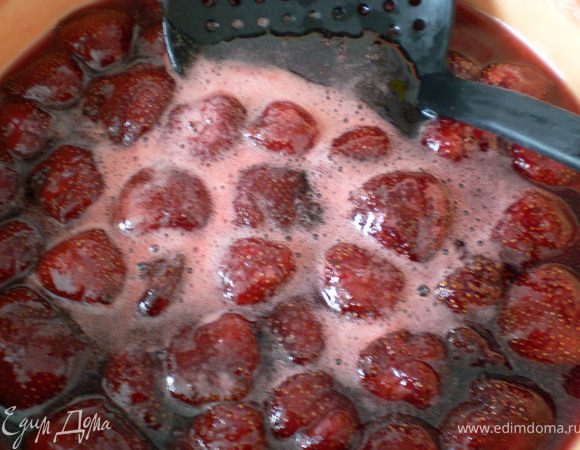 Чтобы легче было собрать пенку, полукруговыми оборотами влево и вправо, потряхивая тазик, собираем пену по центру тазика.