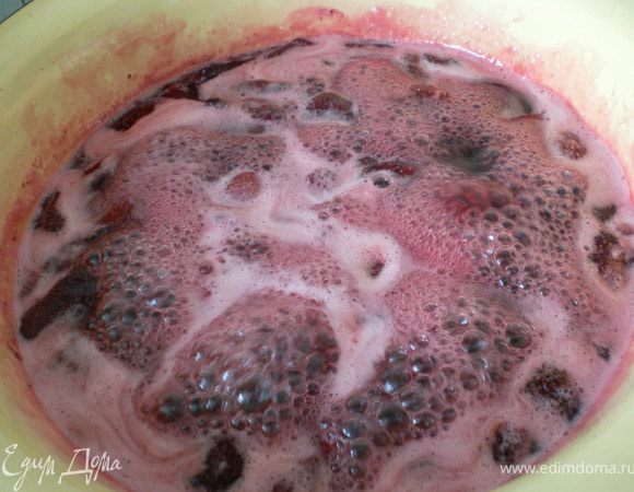 Для варенья основной принцип варки — выдержка в сиропе с периодическим кипячением. После того, как варенье остынет, снова варим 5-6 мин, затем снова даем постоять 3 часа.<br />
Далее варим на слабом огне в 3 приема по 5 минут с интервалом 5 часов. В процессе варки снимаем пенку.