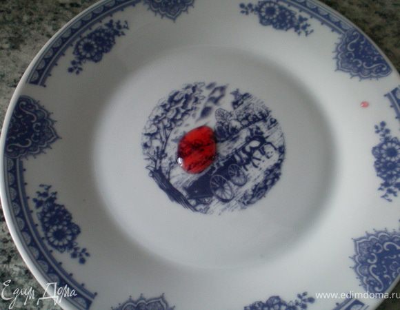 У готового варенья капельки не растекаются по холодному блюдцу, а ягодки должны быть прозрачными: капнуть одну капельку сиропа на охлажденное блюдеце и дать ему полностью остыть.