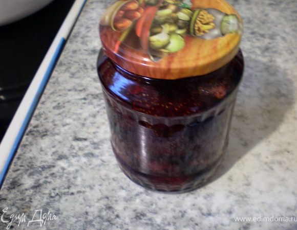 Не разливайте варенье сразу же по банкам, тогда клубника всплывет на поверхность. Прежде, чем закрывать варенье, ему надо дать постоять один день. Затем расфасовать в стерильные банки и укупорить.