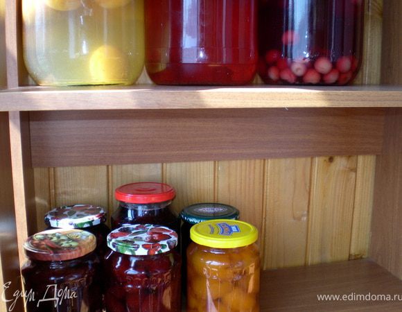 Банку с вареньем убрать в темное прохладное или комнатной температуры место.