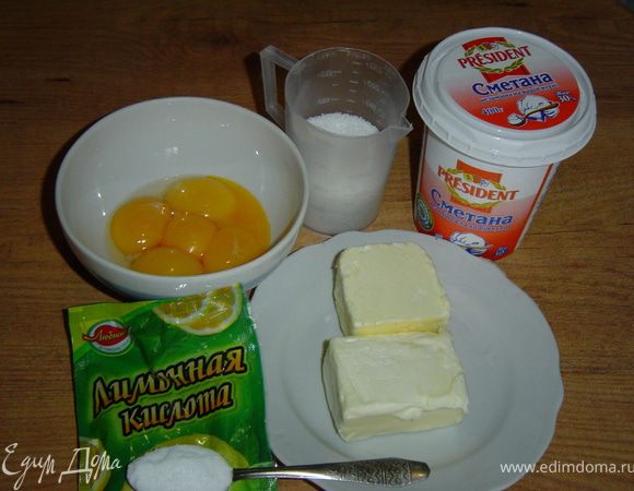  Муку смешиваем с содой, просеиваем через сито, добавляем охлажденный маргарин и быстро рубим ножом. К полученной крошке добавляем лимонный сок, желтки, сметану, сахар и замешиваем тесто. Тесто раскатываем и кладем в форму, предварительно смазанную маслом, тесто накалываем вилкой и выпекаем в духовке при температуре 170-180 гр. 20 минут.
 Белки взбиваем с сахаром, 1/3 часть соединяем с клубникой. Эту клубнично-белковую массу наносим на корж, а сверху распределяем оставшиеся белки, посыпаем миндальными лепестками и отправляем в духовку на 15 минут.
 Приятного аппетита!