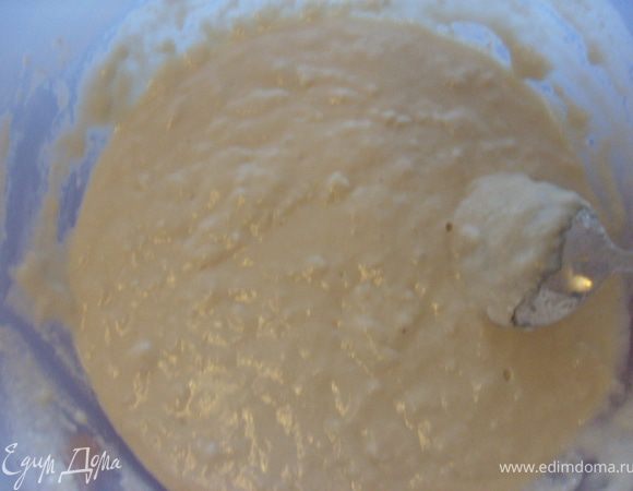 Для начала поставим опару. Дрожжи развести в воде, добавить сахар, хорошо перемешать и добавить муки до консистенции густой сметаны. Поставить на полчаса в теплое место для подъема